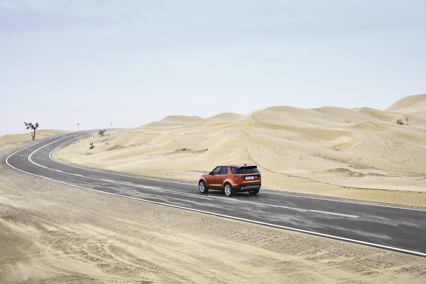 El Discovery enfrenta caminos desérticos, combinando lujo y rendimiento todoterreno.