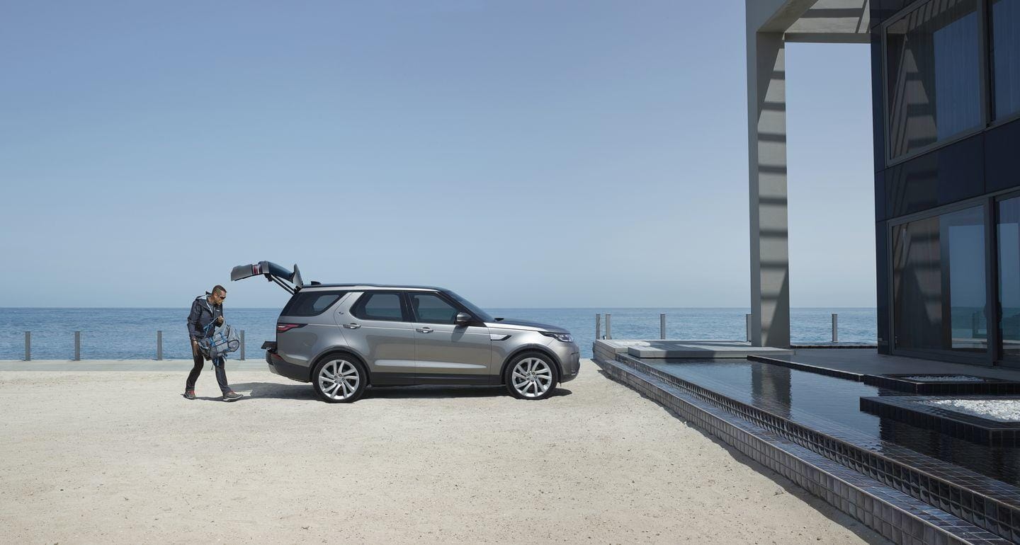 Land Rover Discovery estacionado junto a arquitectura moderna.