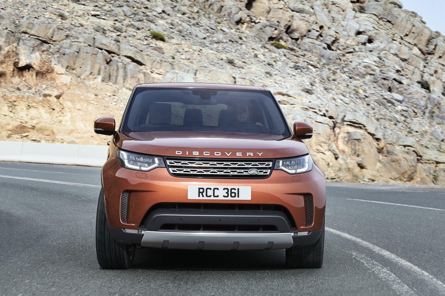El Land Rover Discovery mostrando su frontal imponente mientras recorre la carretera.