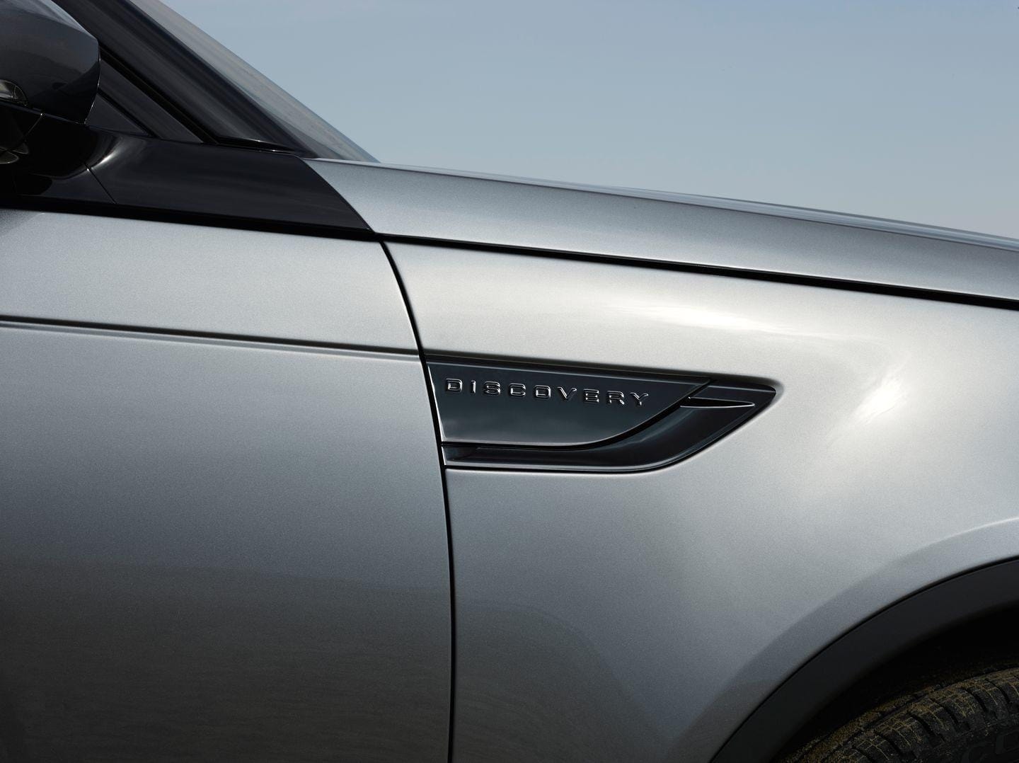 Detalle de inserción cromada con la inscripción 'Discovery' en el lateral.