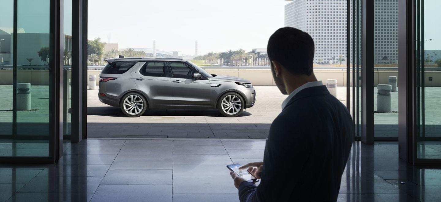 Land Rover Discovery visto desde el interior a través del vidrio.