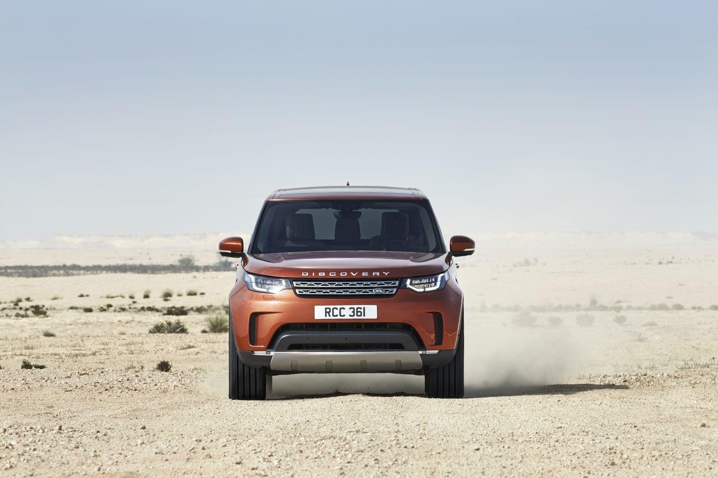 Land Rover Discovery estacionado junto al mar, una postal de su diseño y funcionalidad.