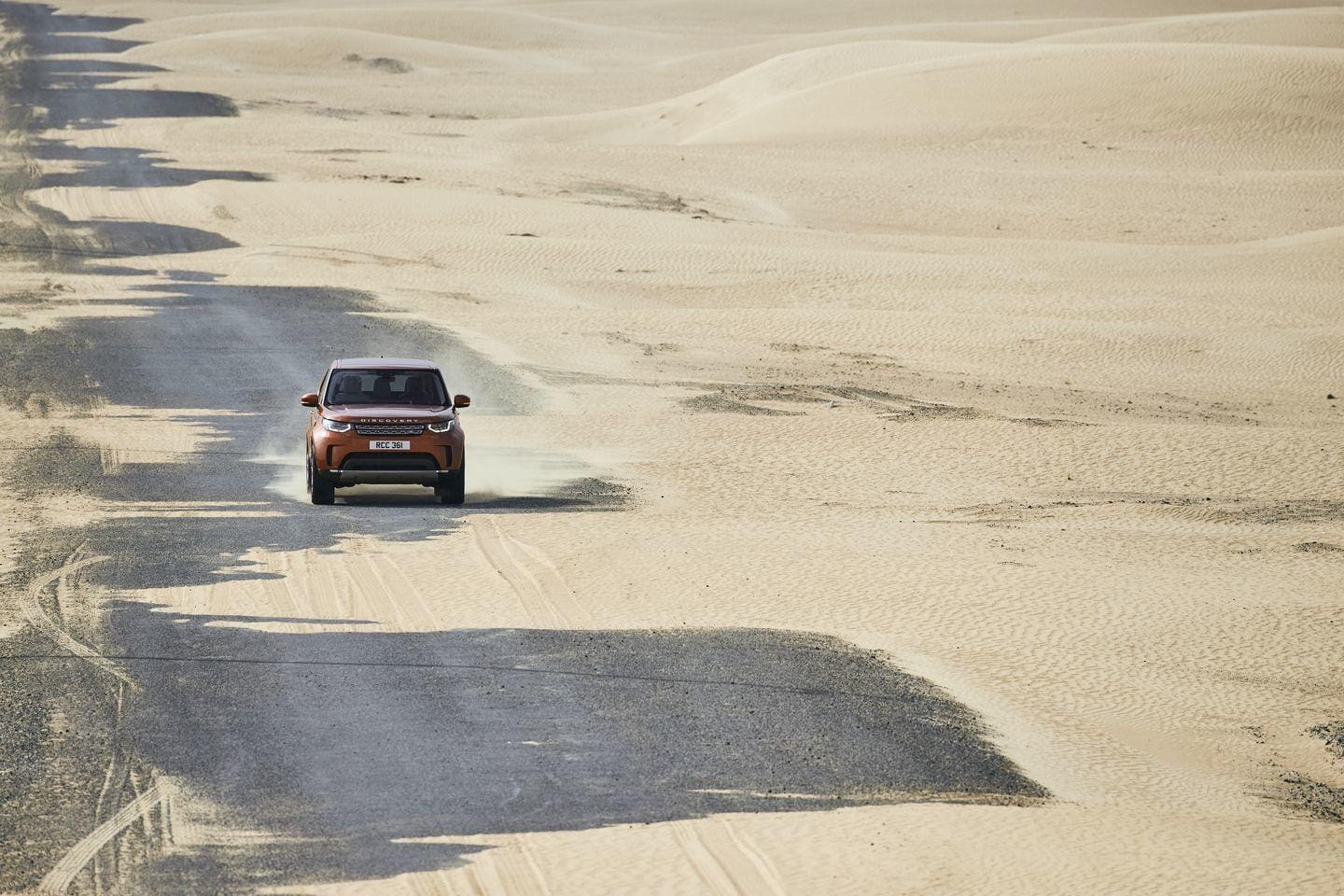 Imagen del Land Rover Discovery en el desierto, mostrando su adaptabilidad a entornos extremos.