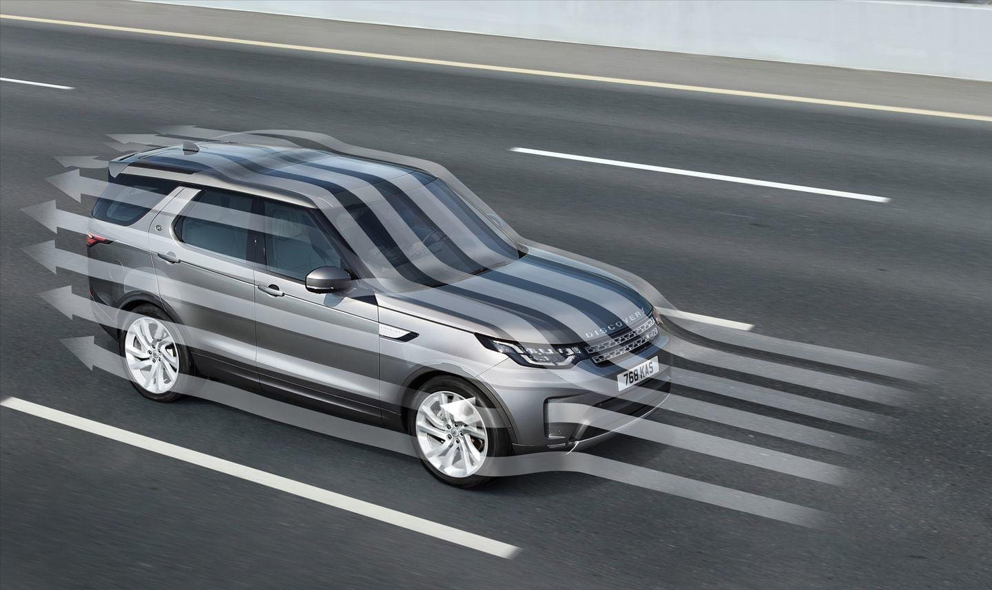 Imagen dinámica del Land Rover Discovery realzando su tecnología sensorial.