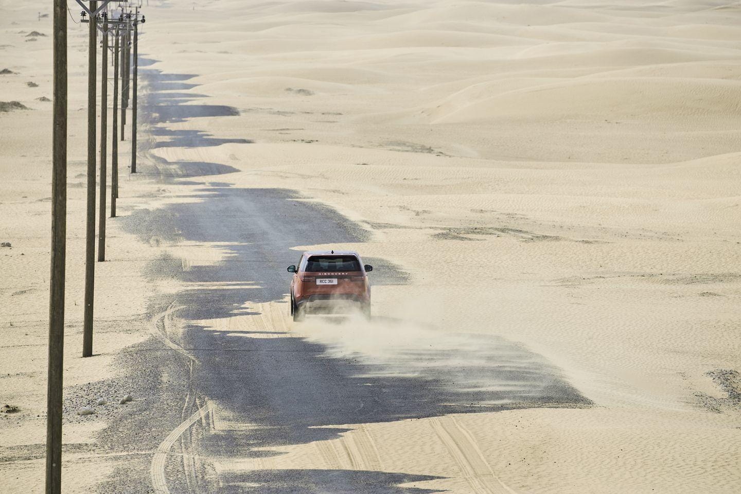 Imagen trasera del Discovery en el desierto, destacando su robustez y capacidad 4x4.