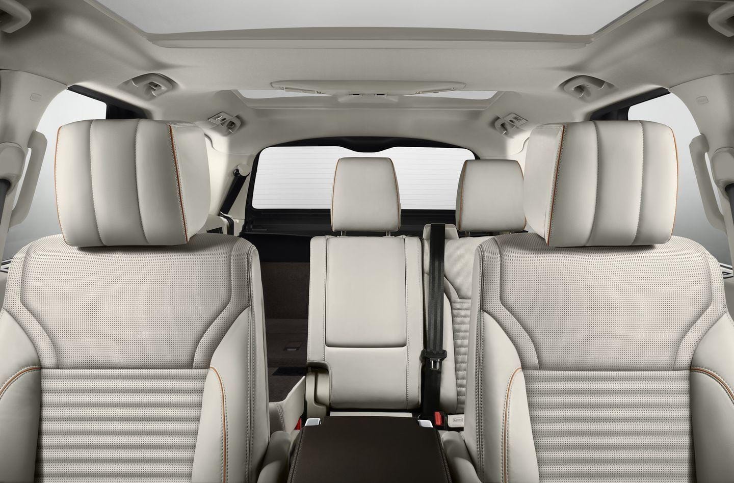 Vista trasera del habitáculo del Land Rover Discovery, amplio y confortable.