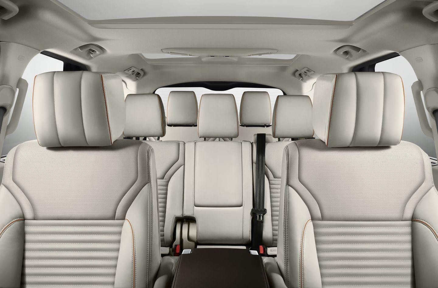 Vista completa del habitáculo con tres filas de asientos.