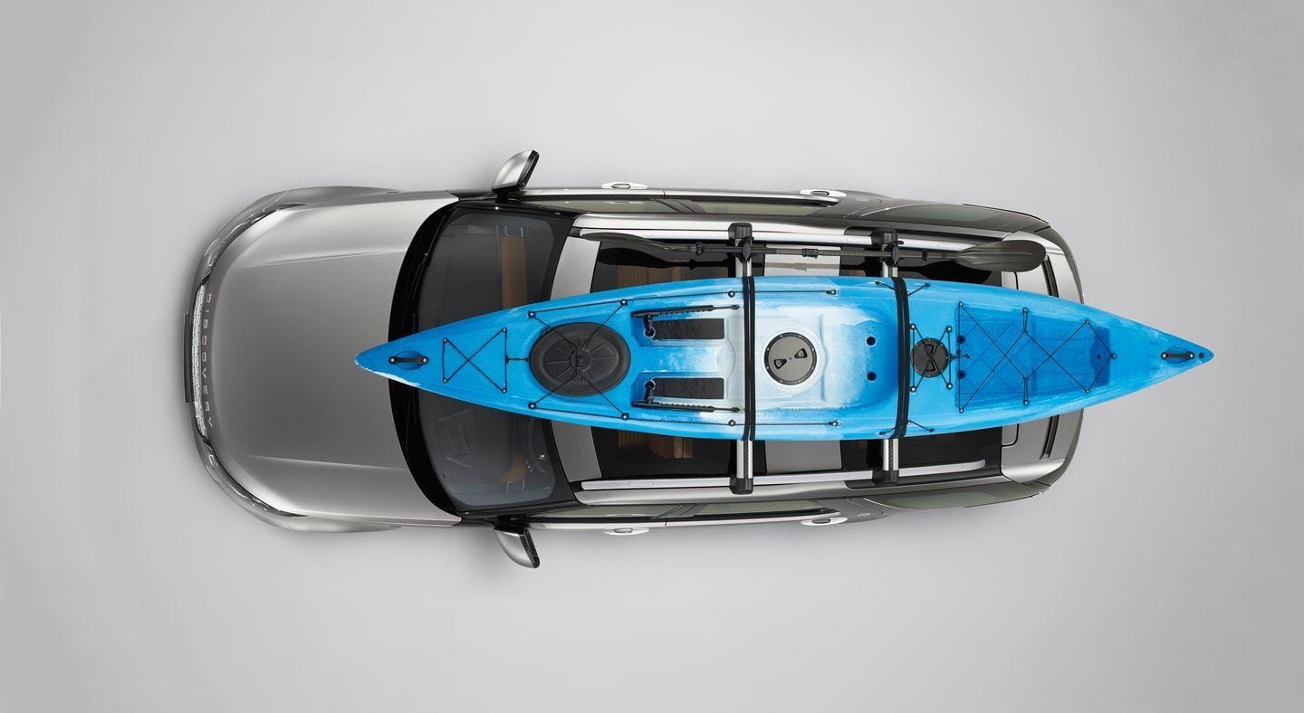 Vista superior de un kayak asegurado en el techo del Discovery.