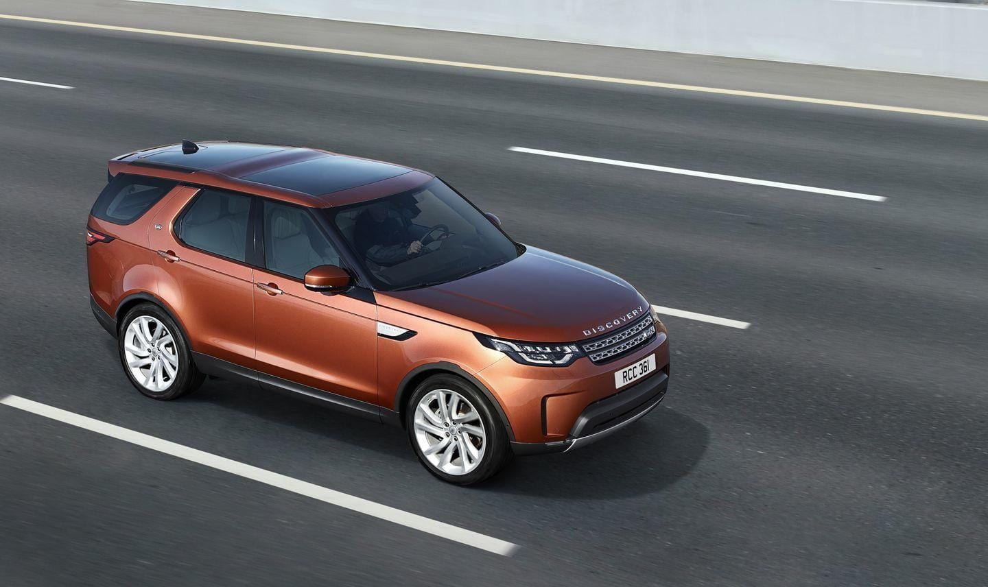Land Rover Discovery en un entorno urbano demuestra su adaptabilidad a diversas condiciones.
