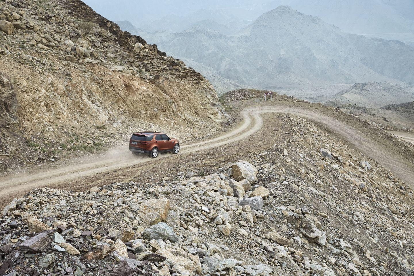 El Discovery en una curva de montaña, reflejando su control y estabilidad.