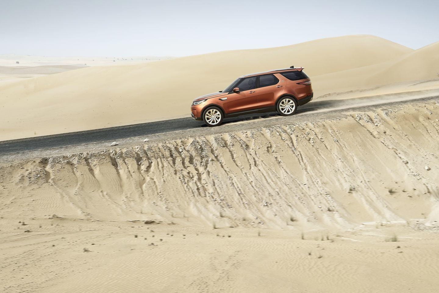 El Discovery se desplaza con aplomo entre majestuosas paredes arcillosas del desierto.