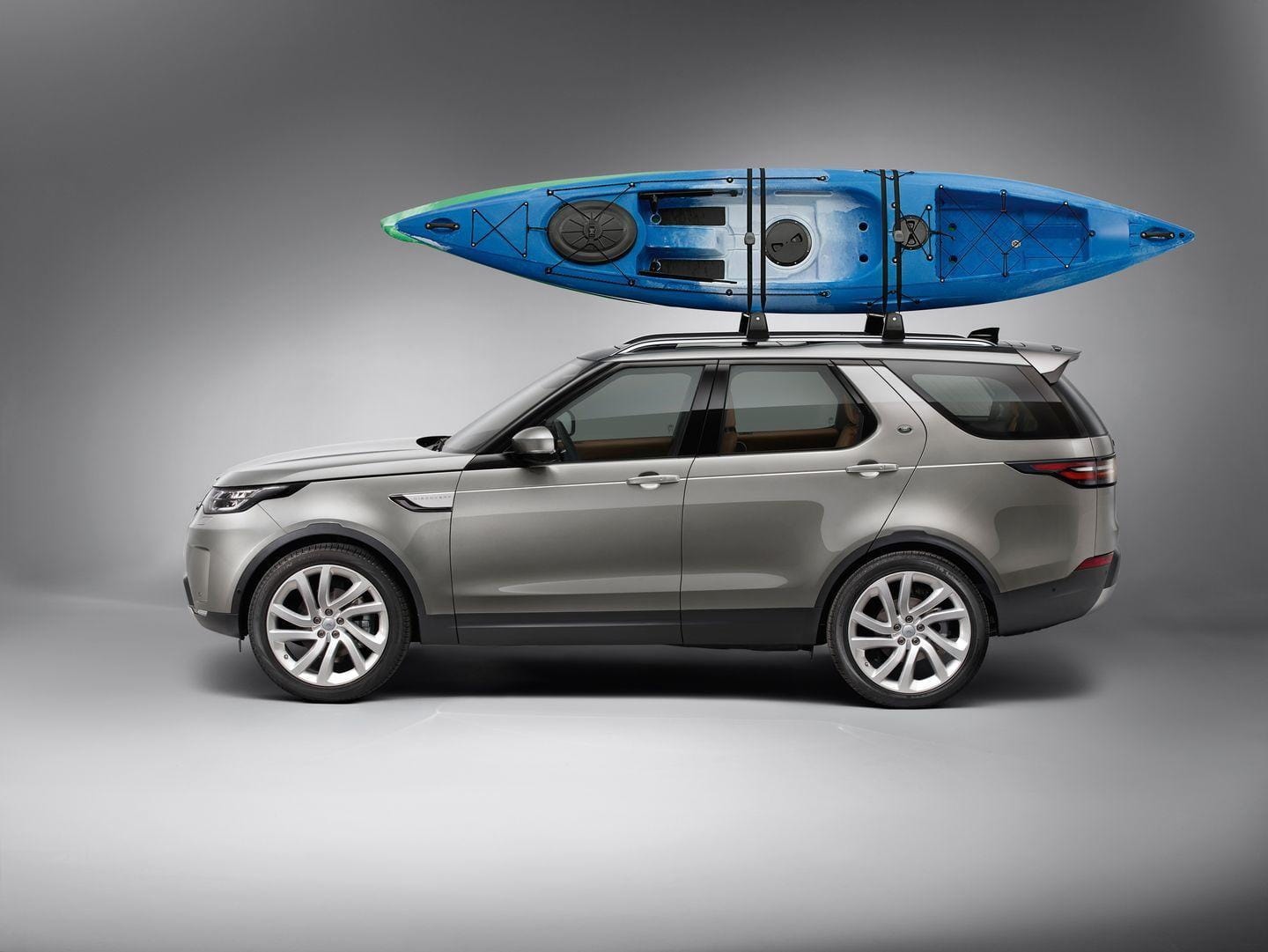 Land Rover Discovery preparado para la aventura con un kayak arriba.