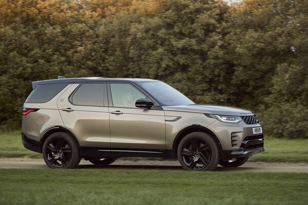 Vista lateral del Land Rover Discovery mostrando líneas elegantes y robustas.