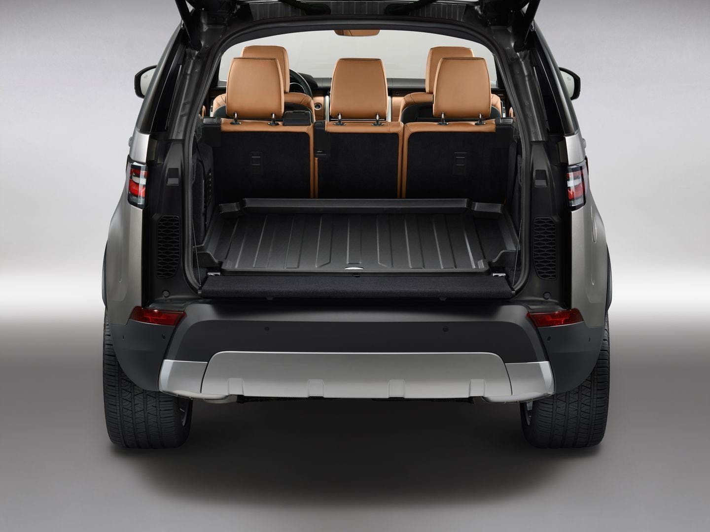 Land Rover Discovery muestra su maletero amplio y versátil.