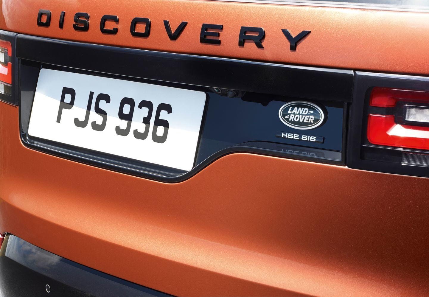 Vista detallada de la sección trasera del Land Rover Discovery, destacando su diseño.