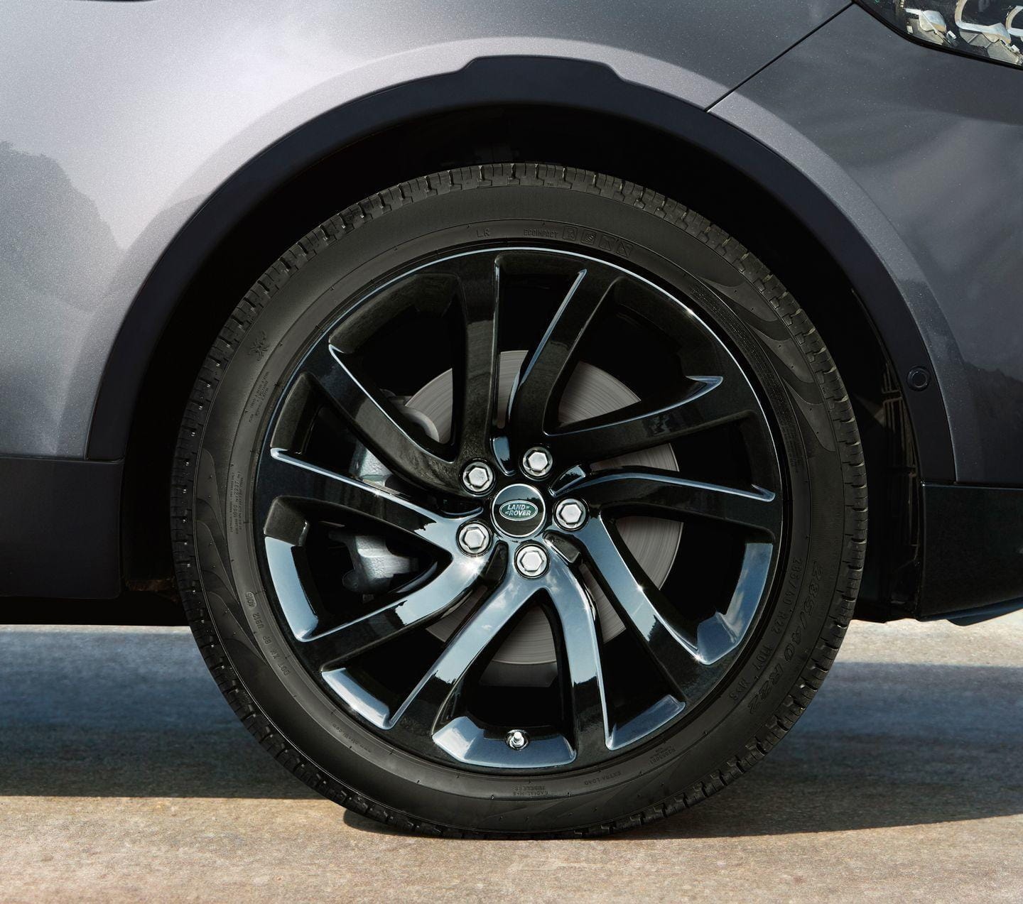 Llanta de aleación con diseño distintivo de Land Rover Discovery.