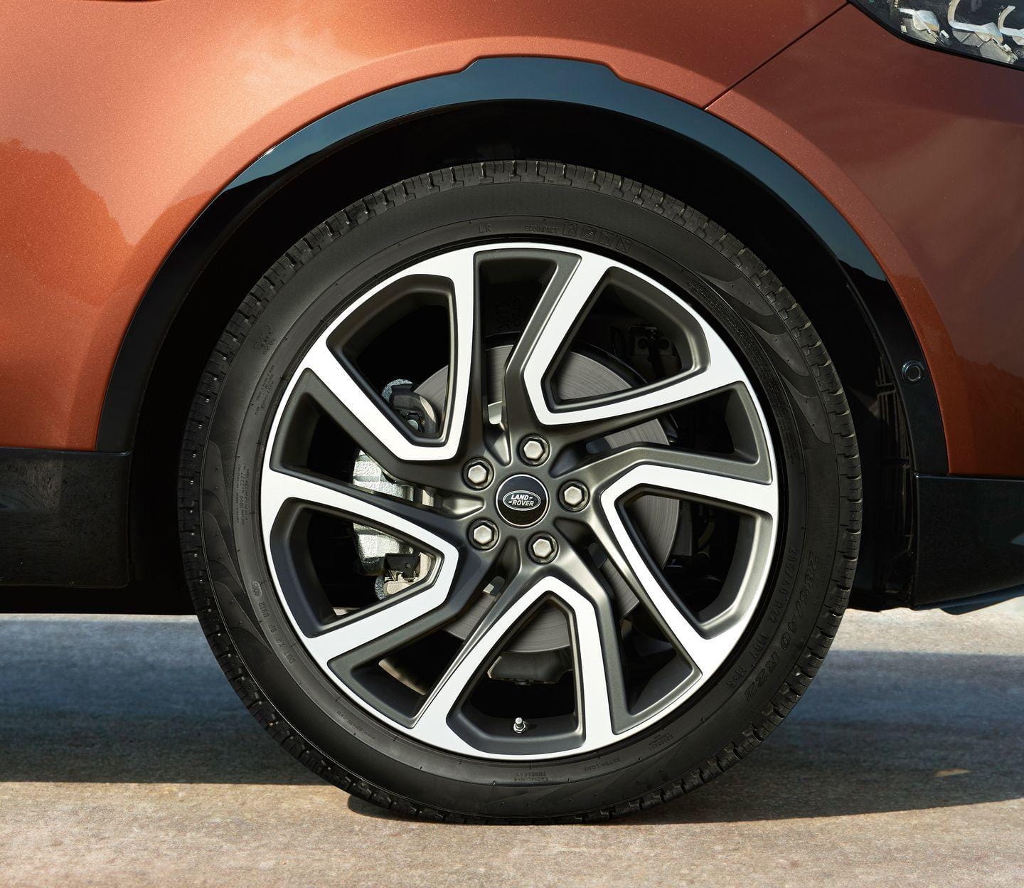 Imagen de la llanta de aleación característica del Discovery con su diseño distintivo.