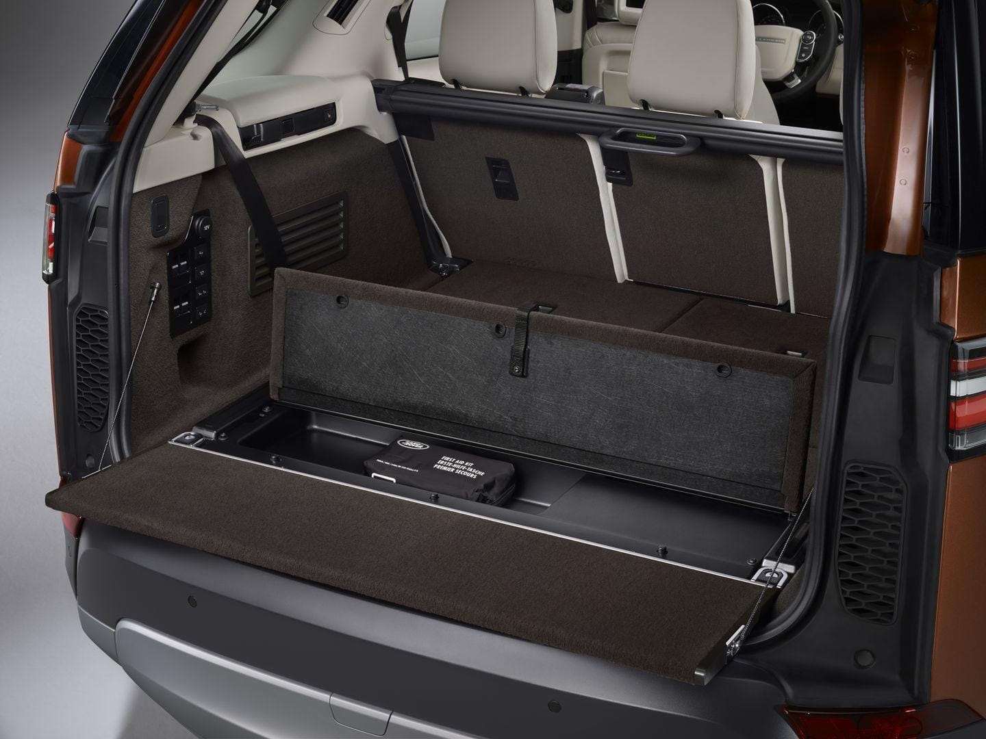 Espacio de almacenamiento en el maletero con detalle.
