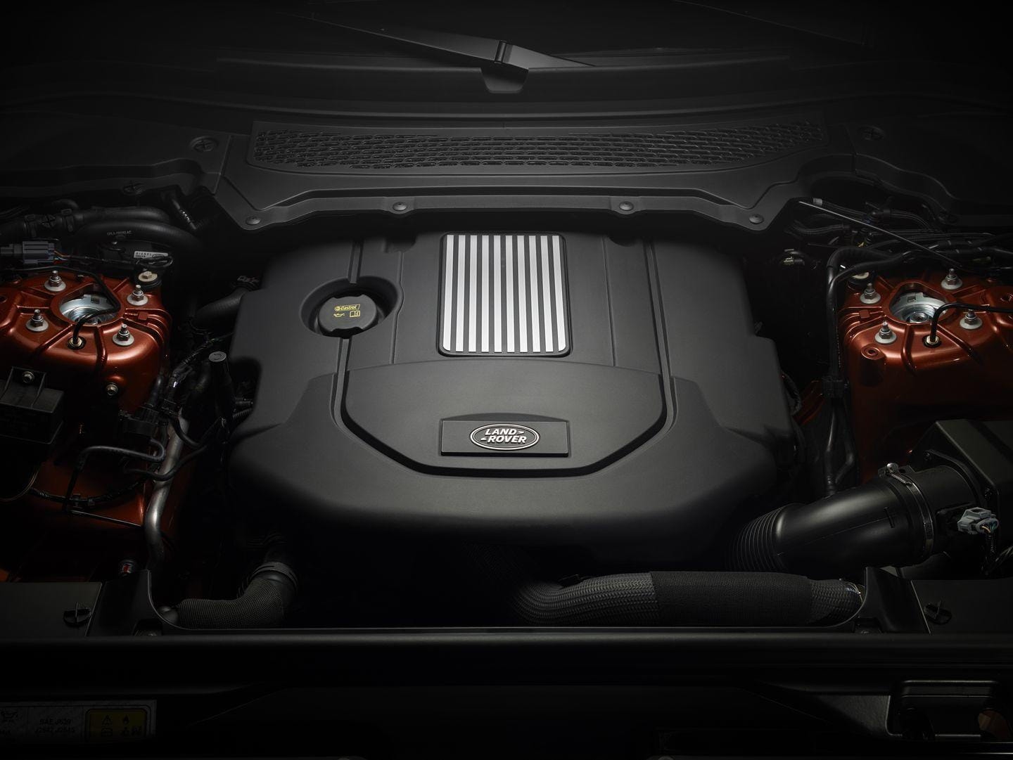Vista del motor del Land Rover Discovery, destacando la presentación y acabados.