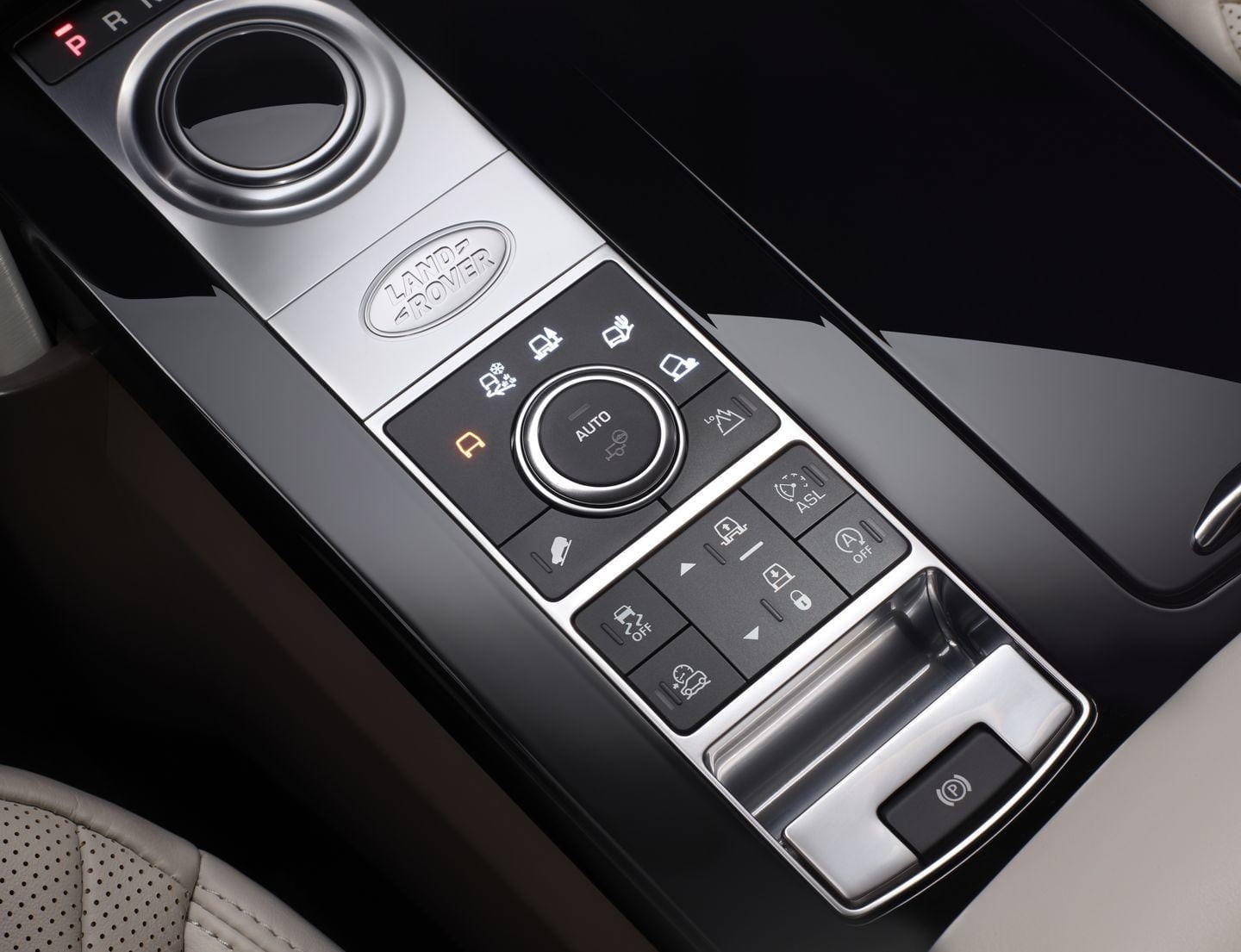 Sistema de infotainment del Land Rover Discovery con pantalla táctil.