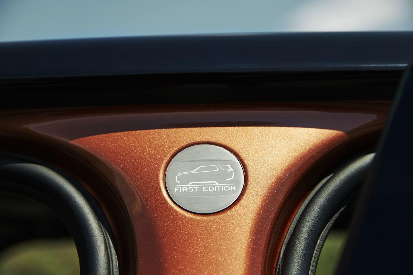 Placa conmemorativa First Edition en el interior de un Land Rover Discovery.