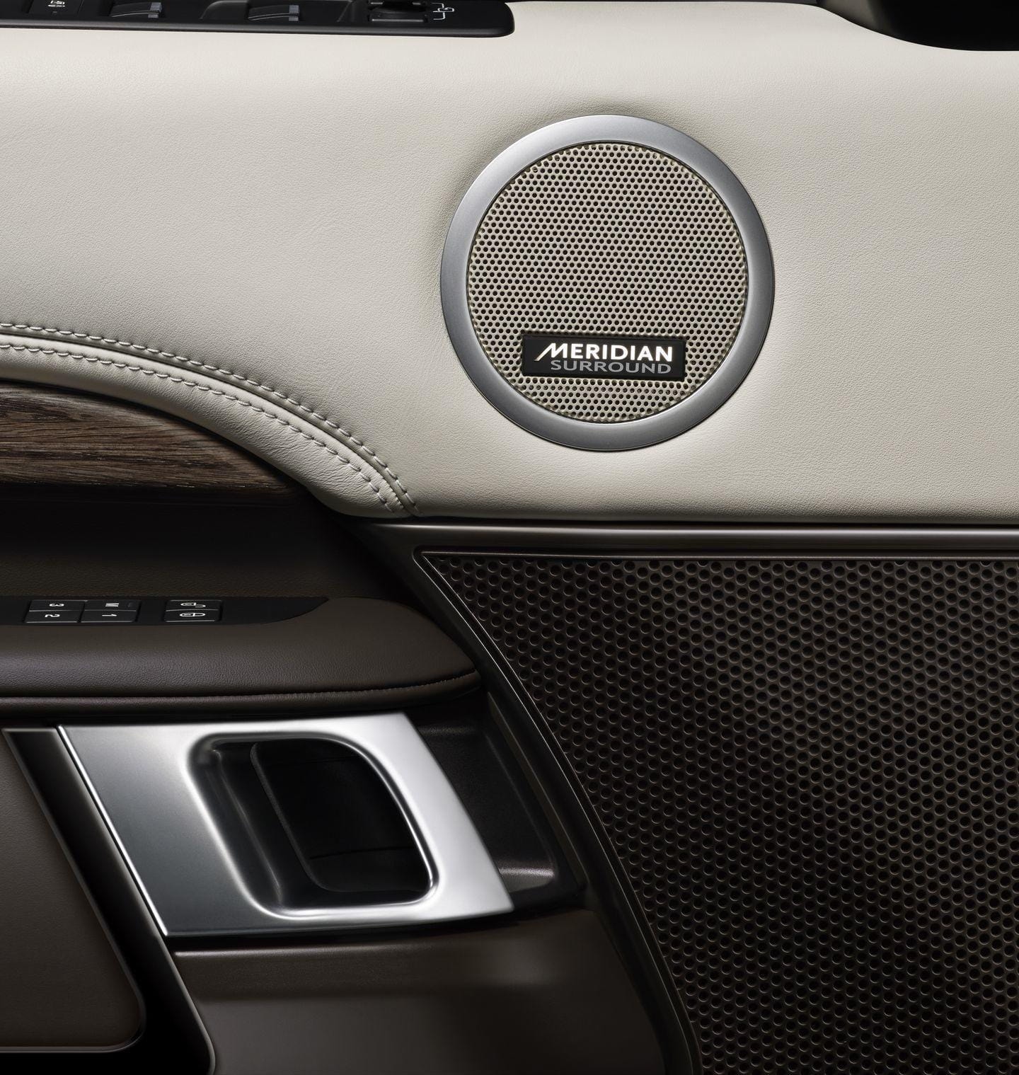 Elegante sistema de audio Meridian instalado en el Land Rover Discovery.