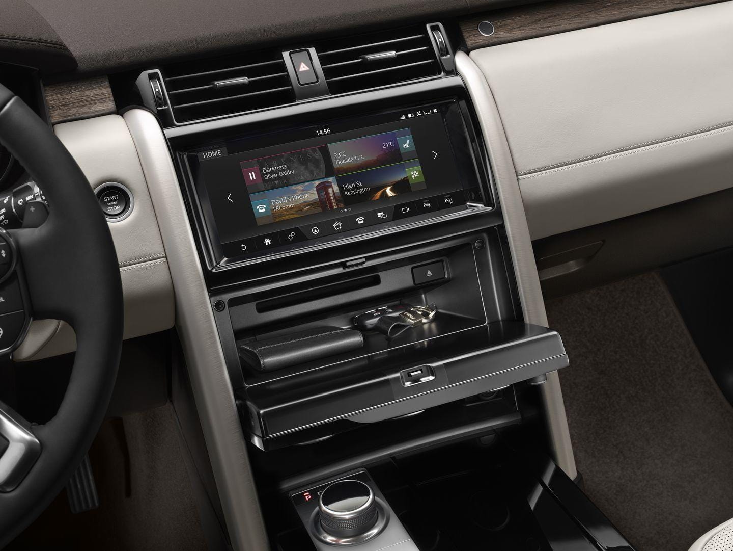 Sistema de infotainment con pantalla táctil retráctil.