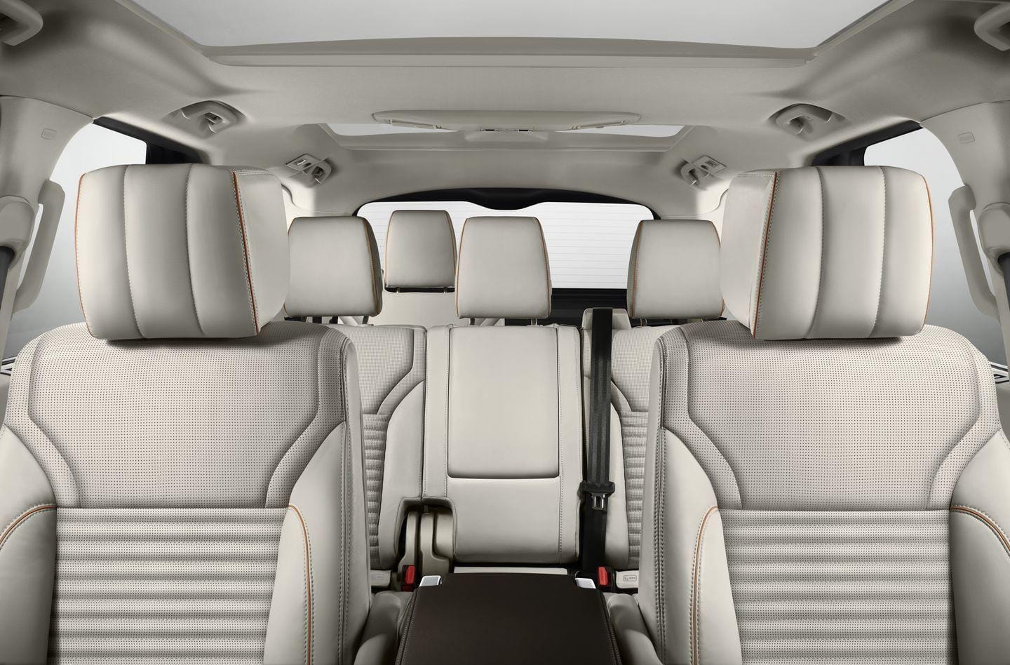 Pantalla central del sistema de infotainment y controles de clima.