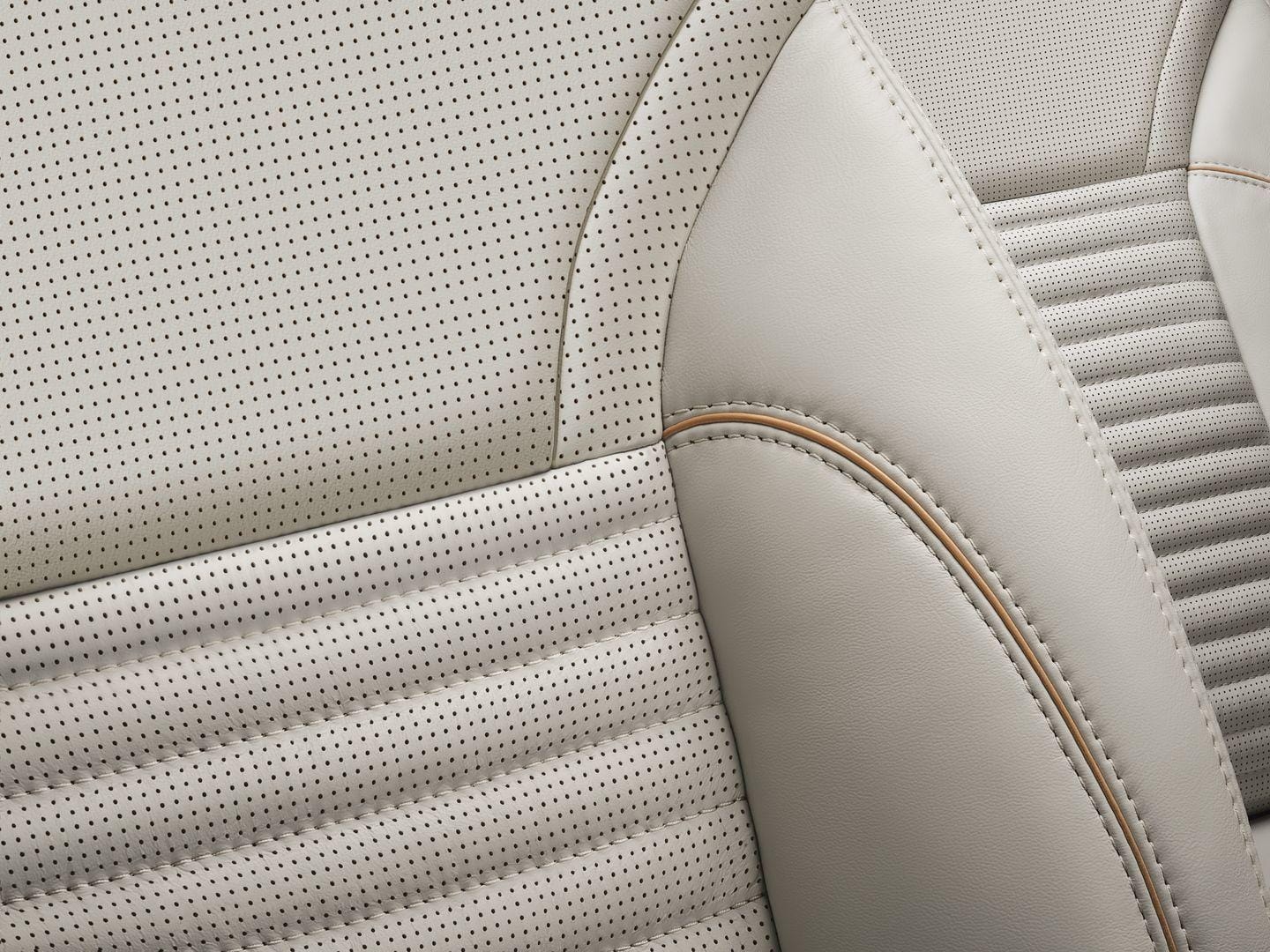 Detalle de la fina tapicería de cuero y costuras del asiento del Land Rover Discovery.