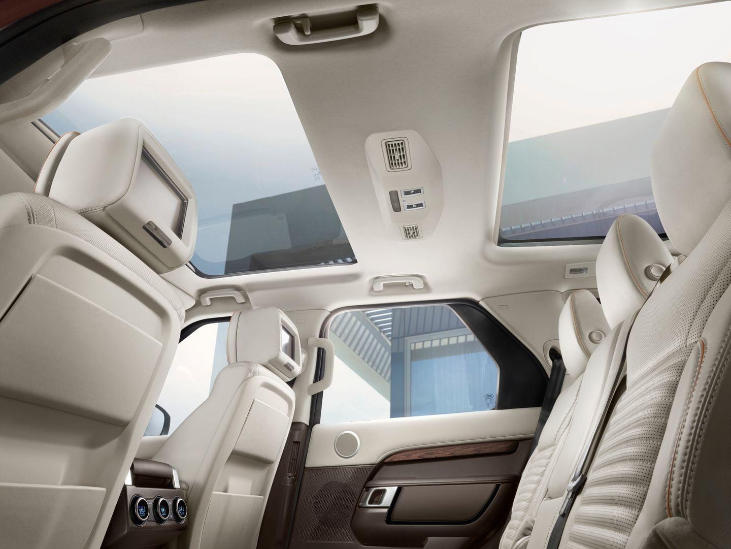 Techo panorámico del Land Rover Discovery, amplía sensación de espacio y luz.