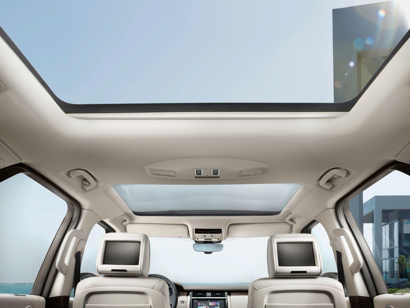 Imagen del interior mostrando el techo panorámico y asientos traseros.