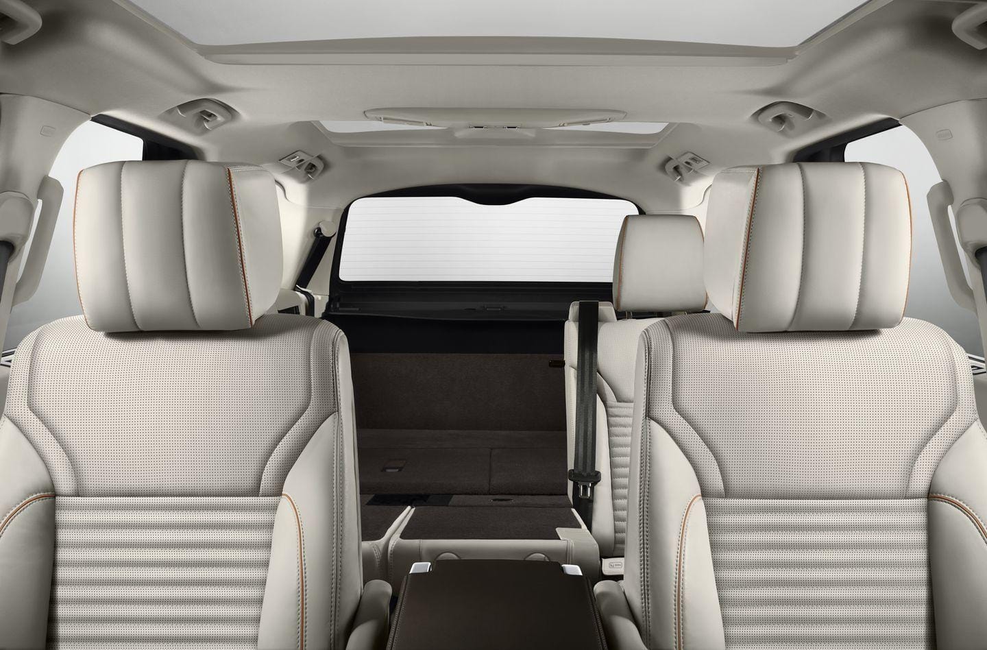 Habitáculo espacioso con tres filas de asientos en piel.