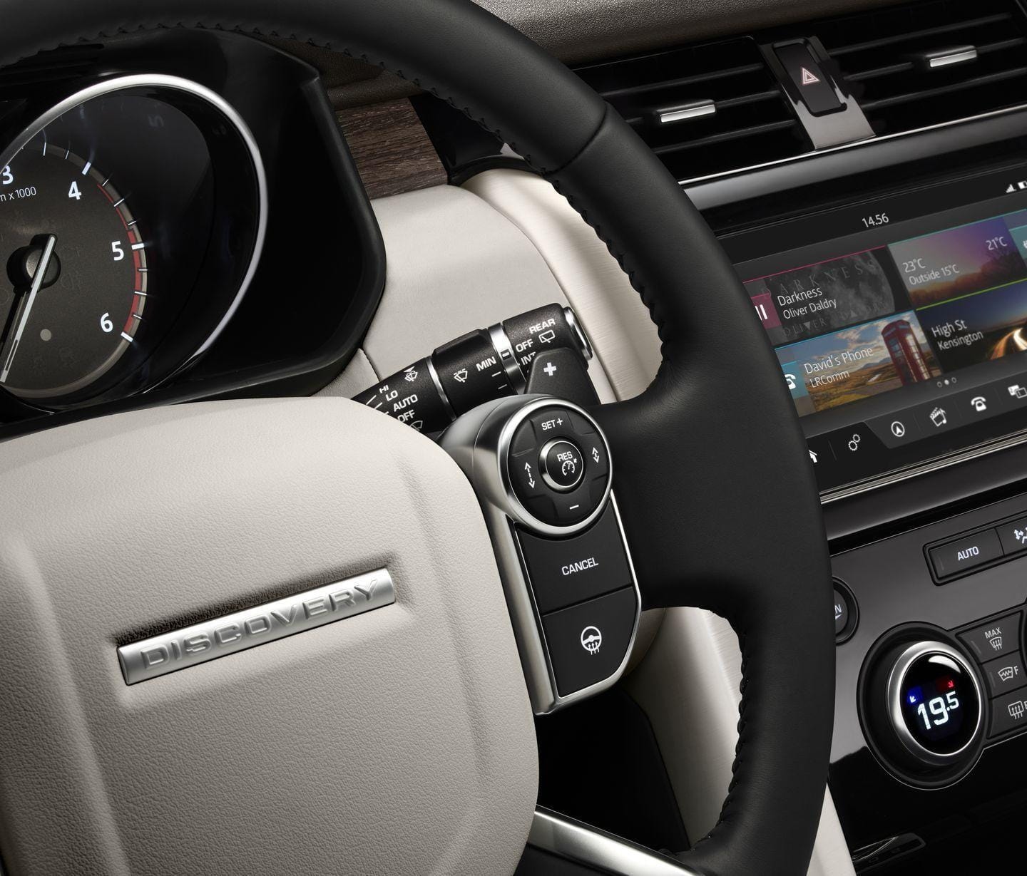 Detalle del volante e instrumentación con logo visible.