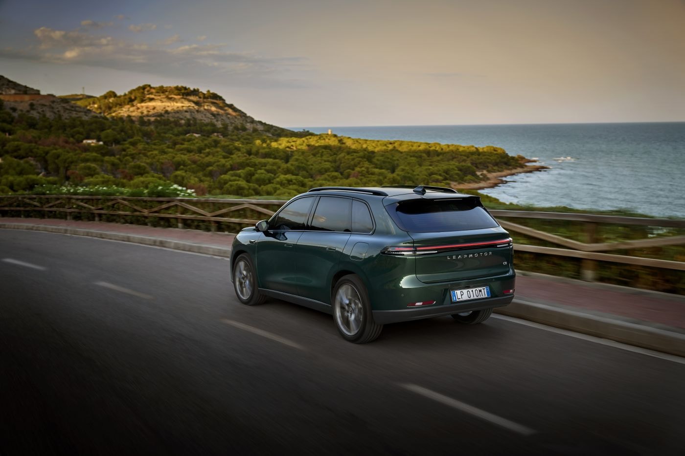 El Leapmotor C10 REEV recorriendo la costa, mostrando su versatilidad y agilidad.