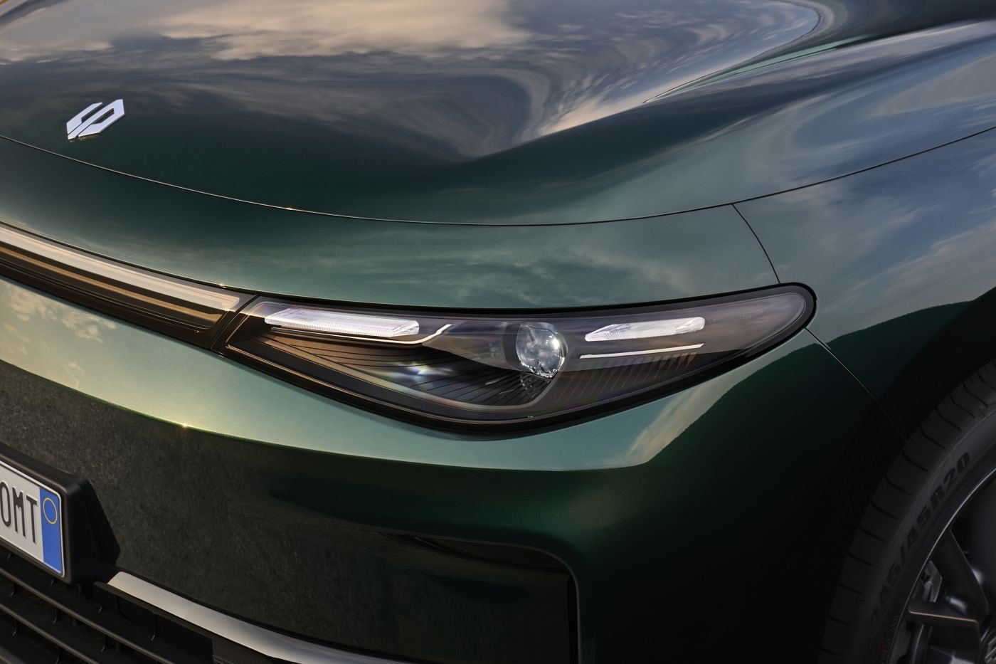 Detalle de los faros del Leapmotor C10 REEV, con un toque futurista y moderno.