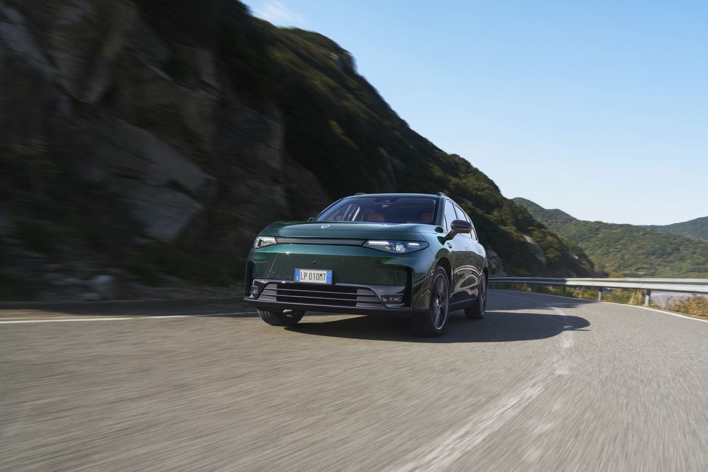 El Leapmotor C10 REEV en movimiento por carretera, destacando su potente presencia.