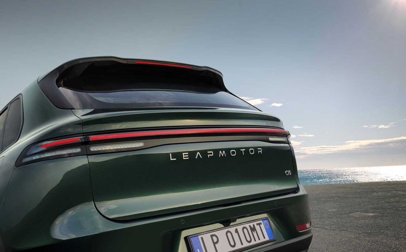 Vista trasera del Leapmotor C10 REEV, que muestra su distintivo diseño y modernidad.