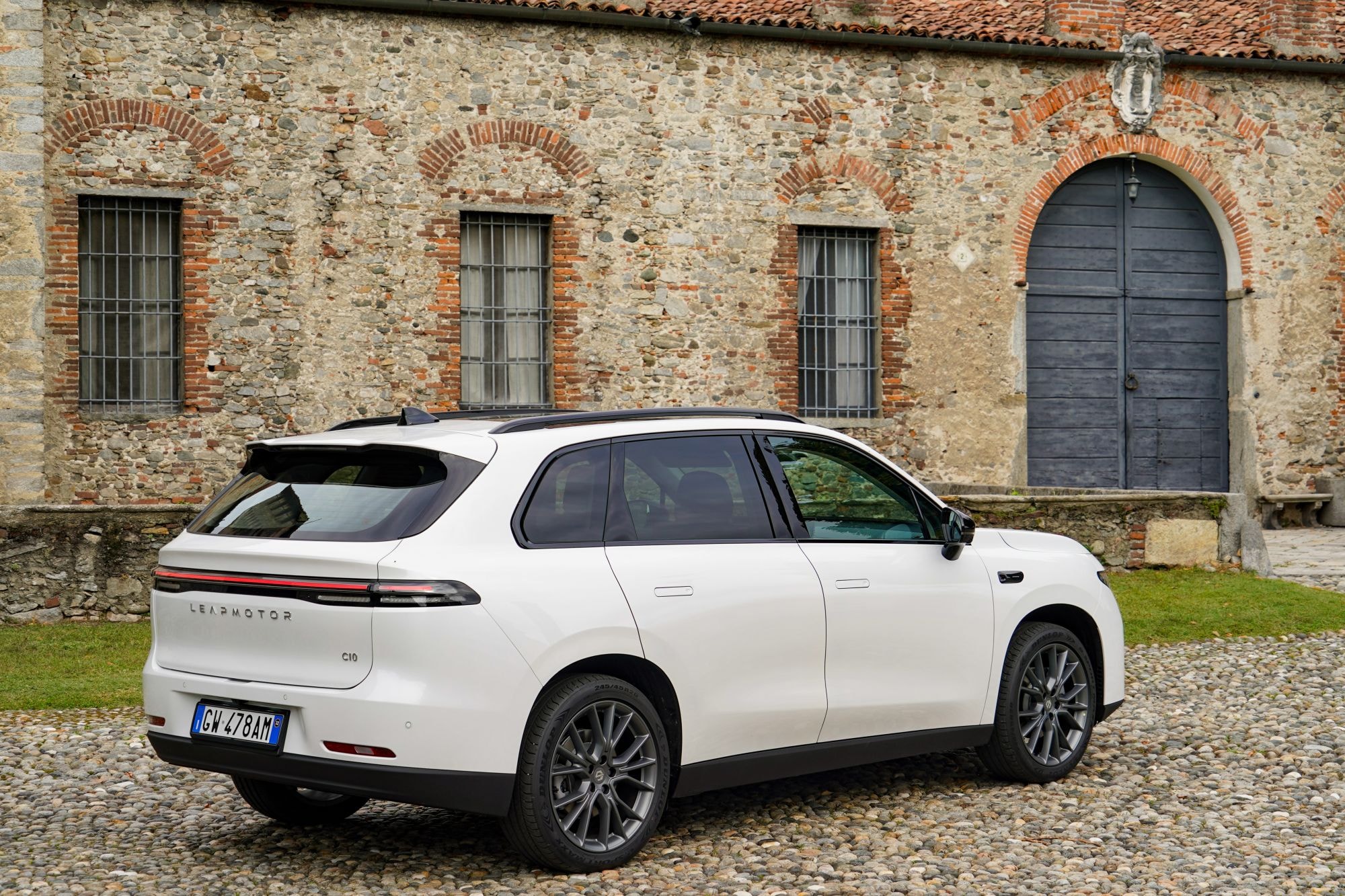 Detalle frontal del Leapmotor C10 que muestra sus elegantes faros.