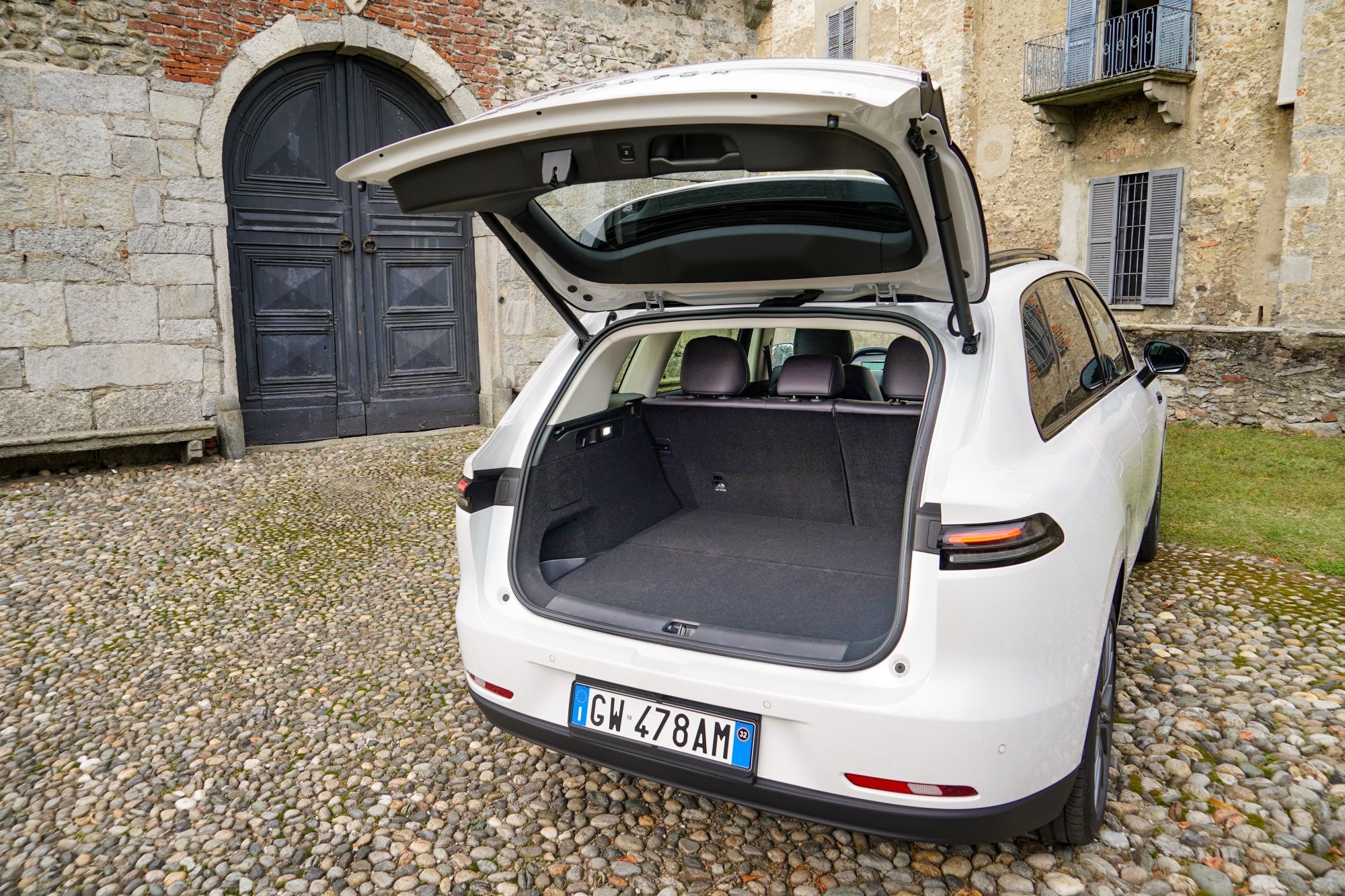 Leapmotor C10 en un entorno natural, mostrando su diseño robusto.