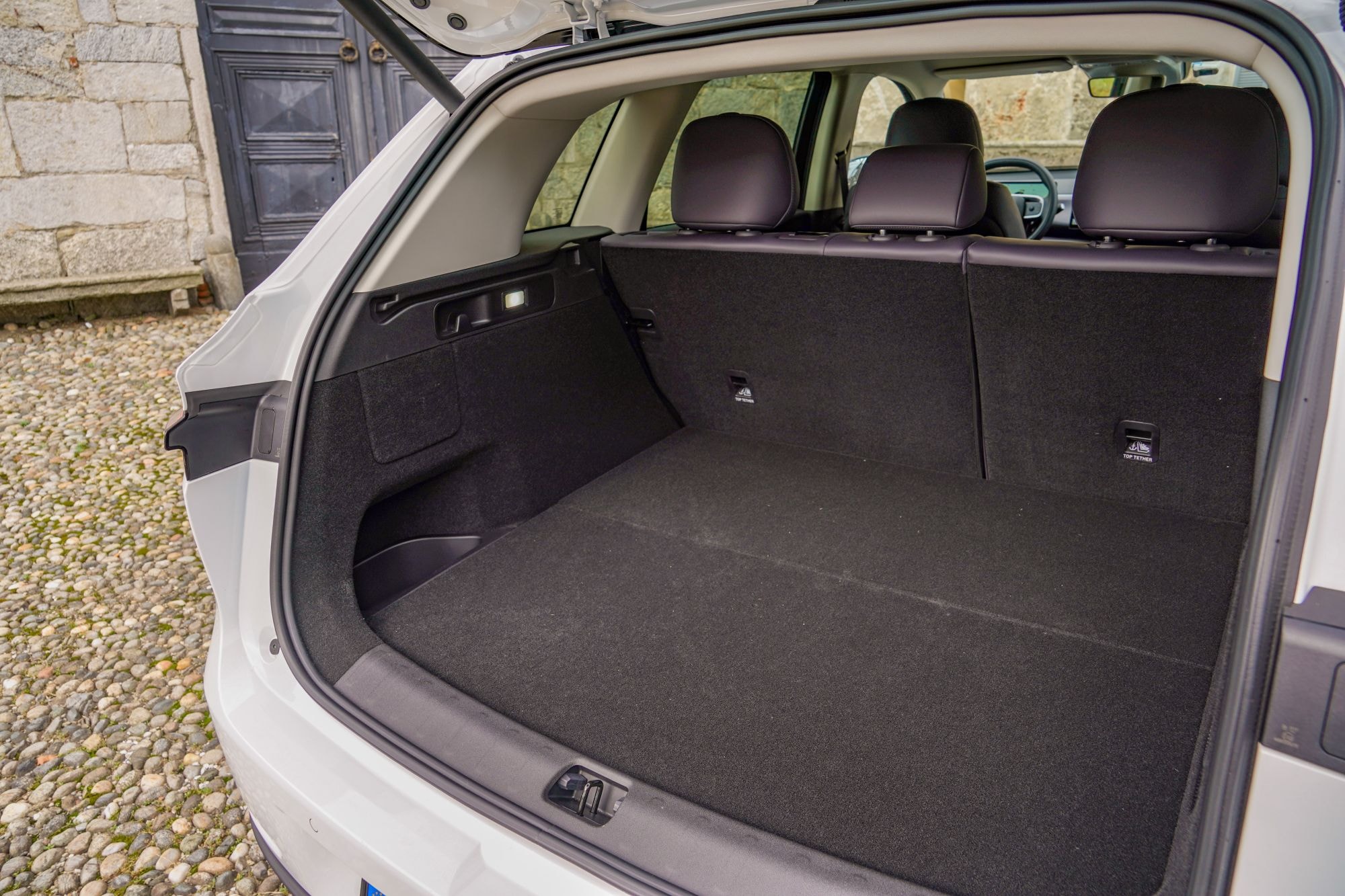 Maletero del Leapmotor C10 con amplio espacio para equipaje.