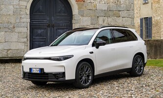 Vista trasera del Leapmotor C10, ideal para resaltar su estilo. Vista trasera del Leapmotor C10, ideal para resaltar su estilo.