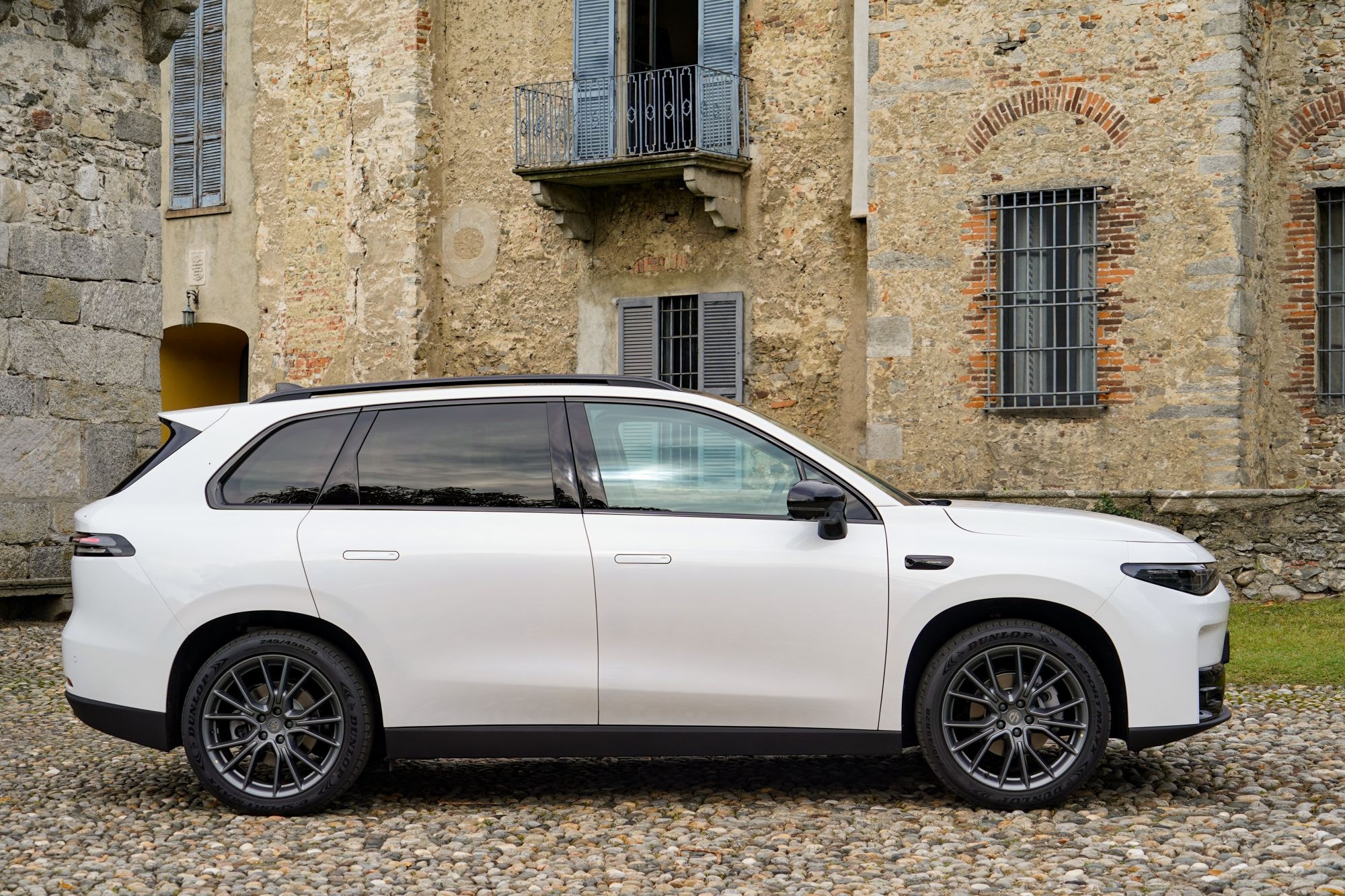 Vista lateral trasera del Leapmotor C10, exhibiendo su diseño estilizado.