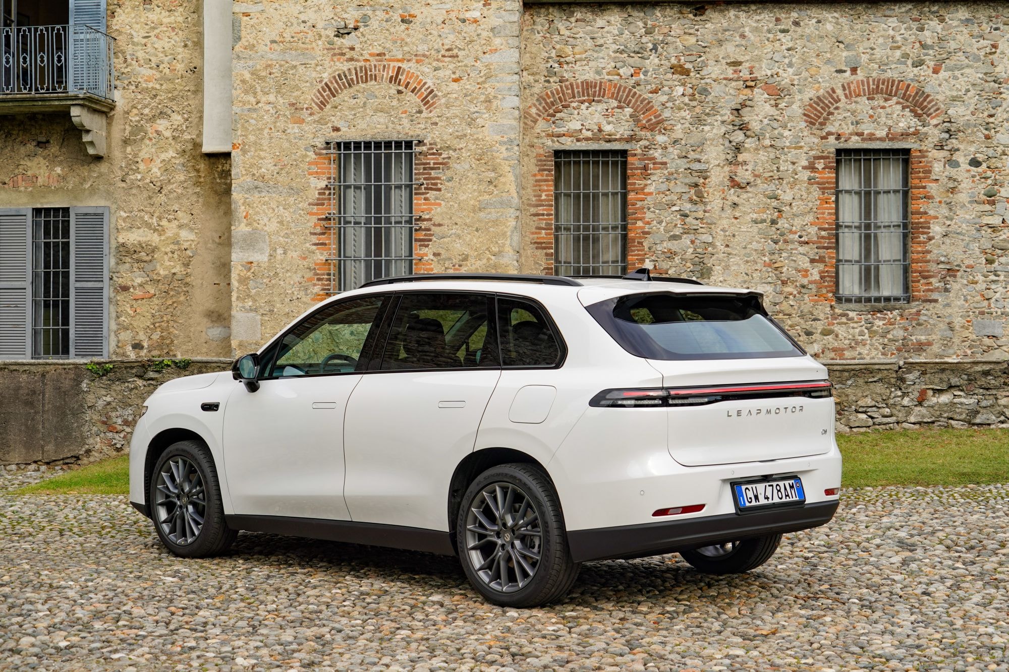 Vista lateral y trasera del Leapmotor C10, muestra su diseño elegante.