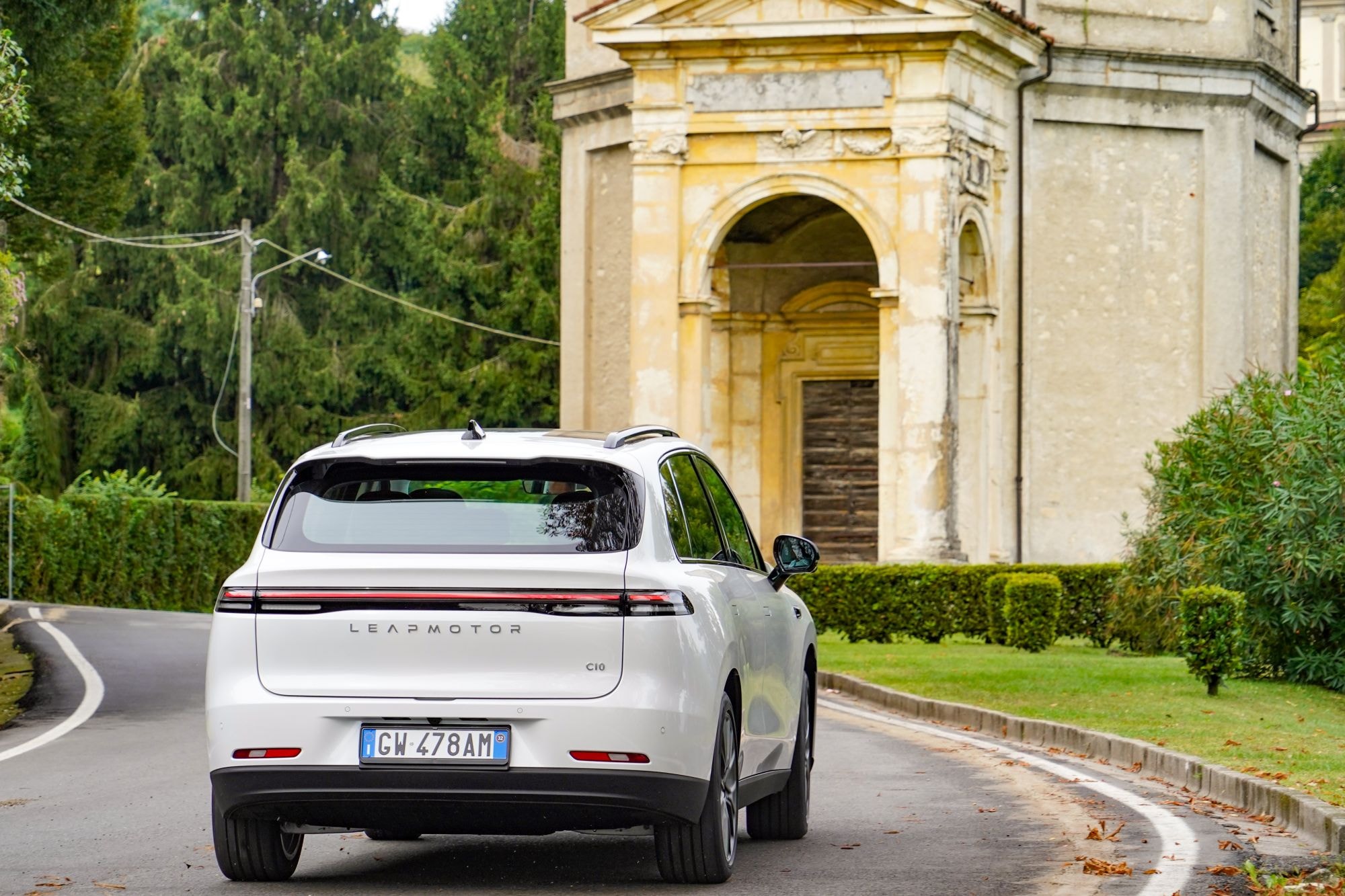 Elegante silueta lateral del Leapmotor C10, combinando estilo y funcionalidad.