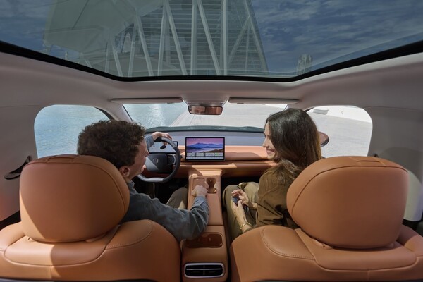 Vista lateral trasera del Leapmotor C10, elegante y moderno. Vista lateral trasera del Leapmotor C10, elegante y moderno.