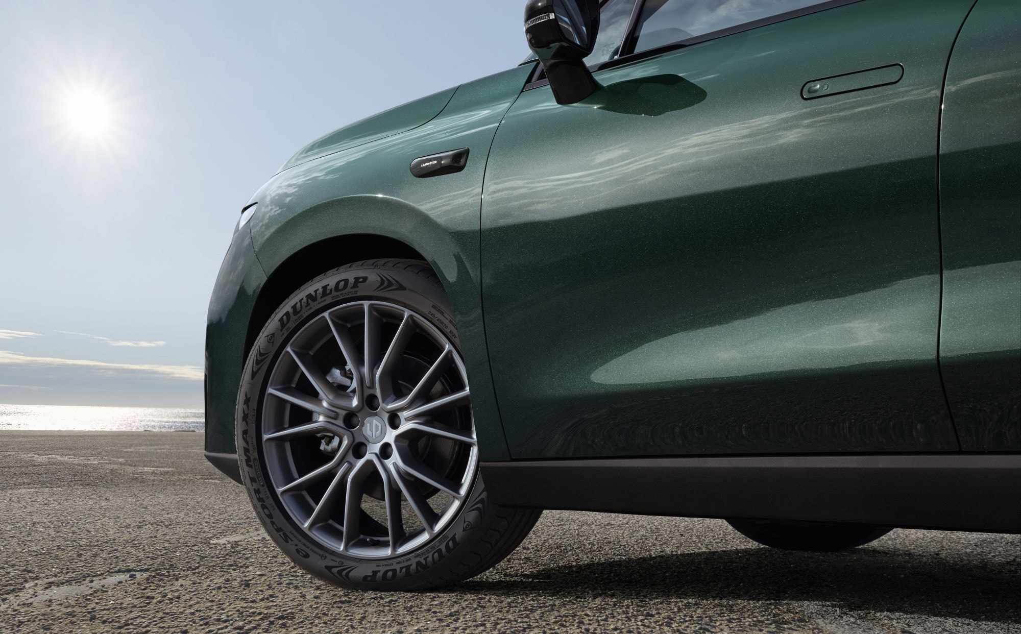 Conductor interactuando con la pantalla del Leapmotor C10.