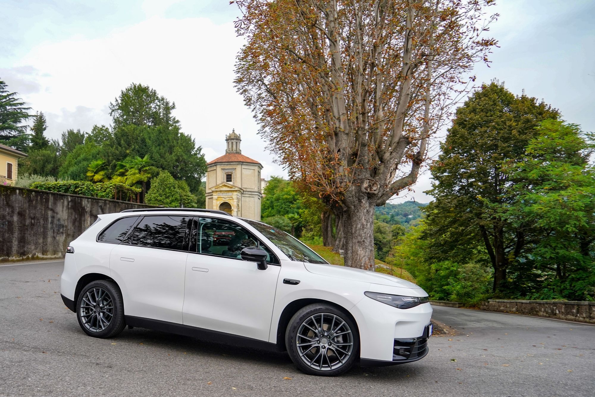 Vista lateral del Leapmotor C10, destacando su diseño moderno y aerodinámico.