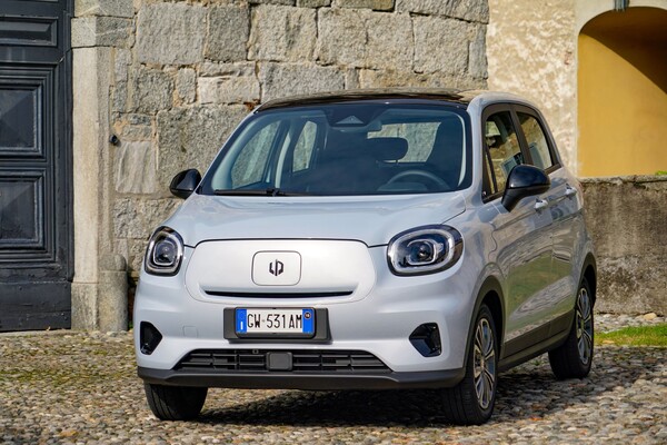 Cabina del conductor mostrando la interfaz digital y controles. Cabina del conductor mostrando la interfaz digital y controles.