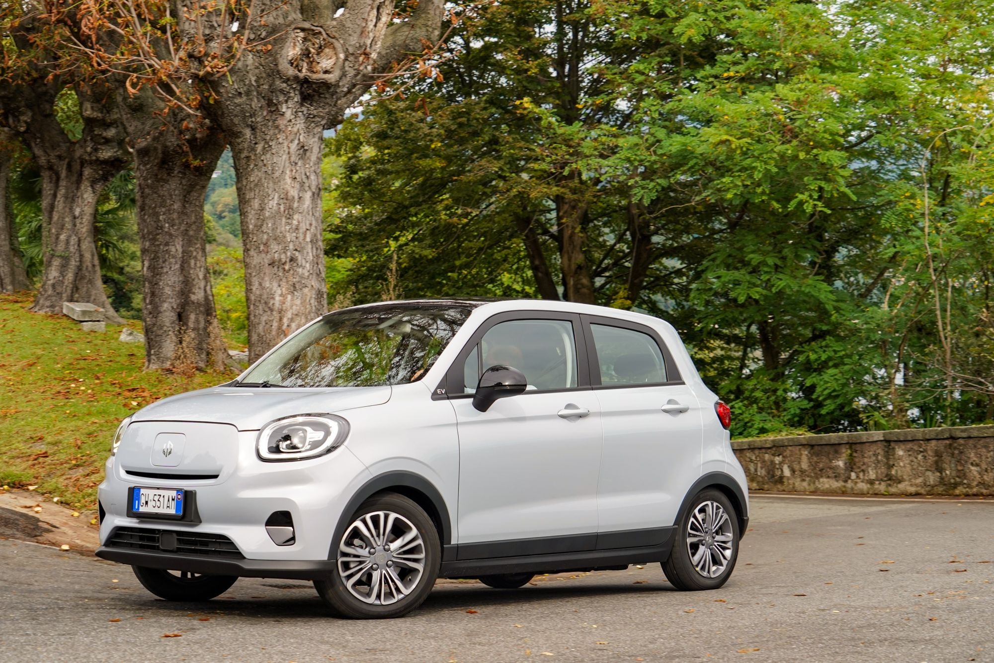 Perspectiva lateral y delantera del Leapmotor T03, resaltando su estilo moderno y atractivo.