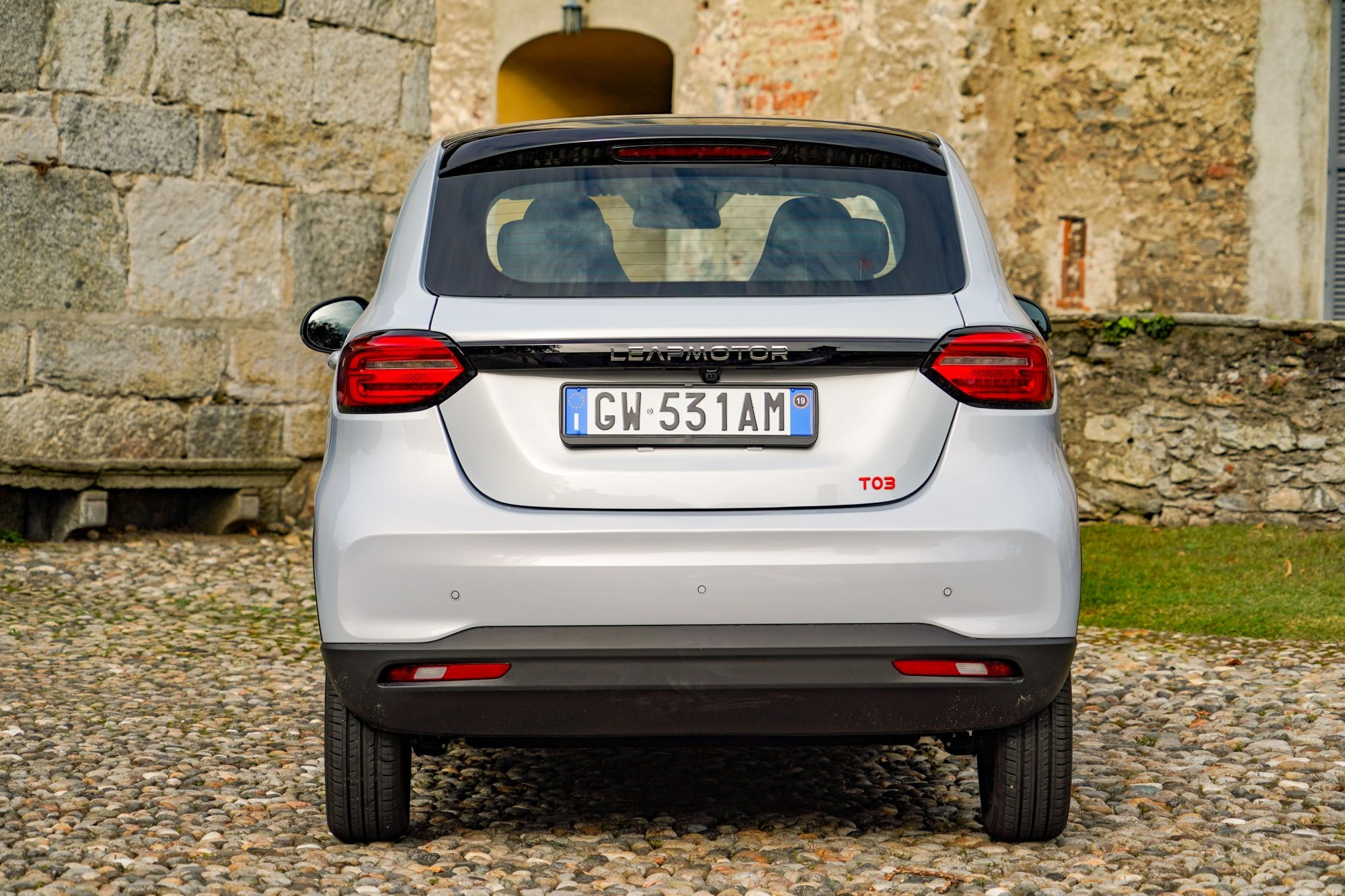 Detalle del faro del Leapmotor T03 que resalta su diseño moderno y elegante.